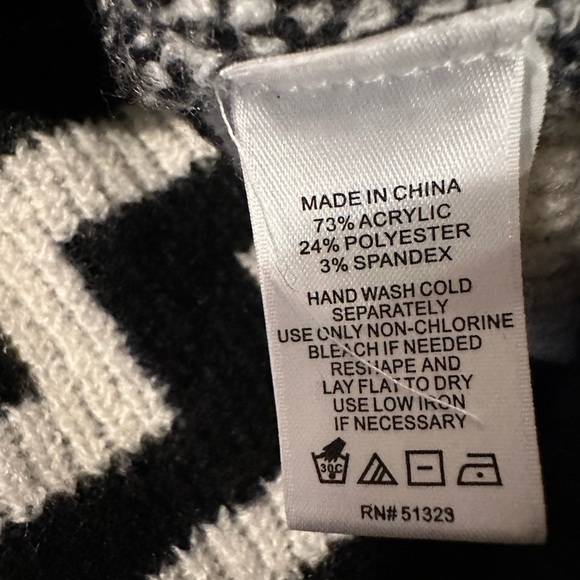 Black and White Geometric Sweater - Picture 5 of 10